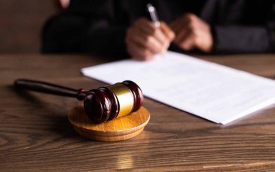 ¿Es jurídicamente correcto sostener que la empresa principal se encuentra obligada a la indemnización a la que es condenado el (sub) contratista por vulneración de derechos fundamentales ?